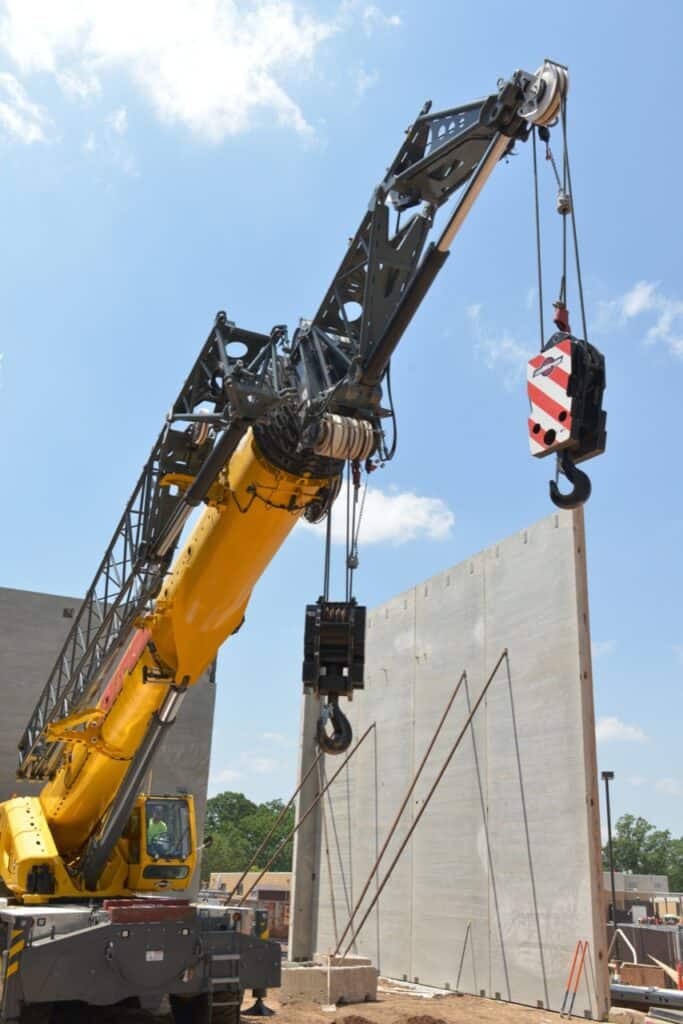 Grove’s new heavyduty jib equips GRT9165 roughterrain crane for