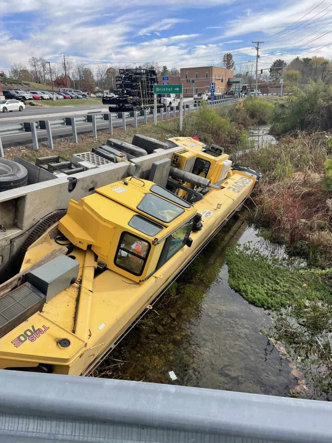 Mobile crane falls into the creek in Abingdon Cranepedia