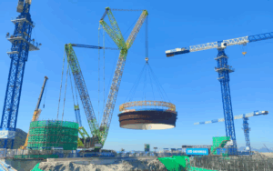 hualong soars zo­omlion crawler crane nuclear hoisting