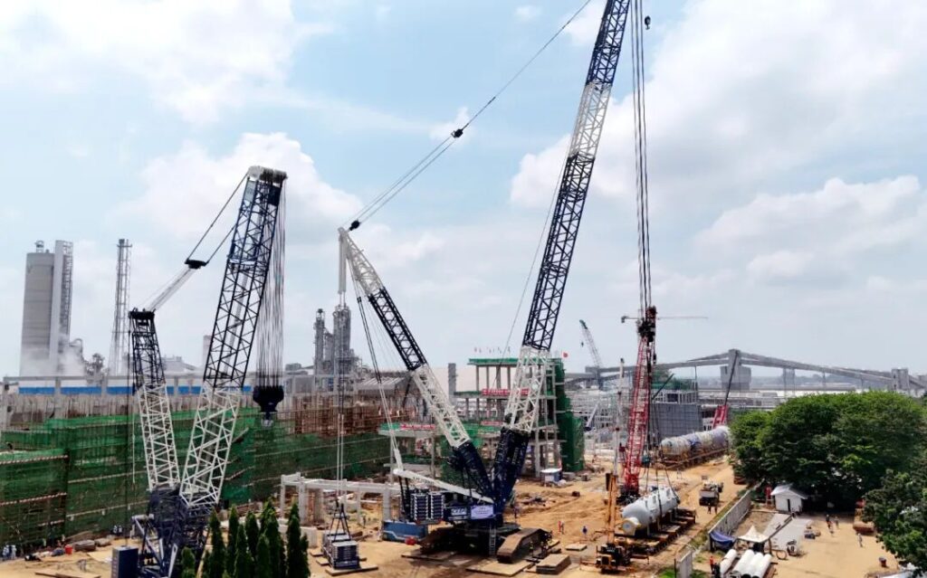 indonesia pusri3b 1350t crawler crane lift 1