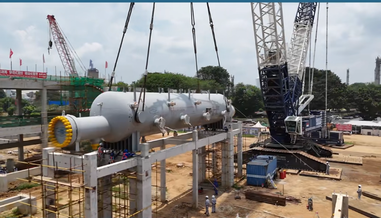 indonesia pusri3b 1350t crawler crane lift 2