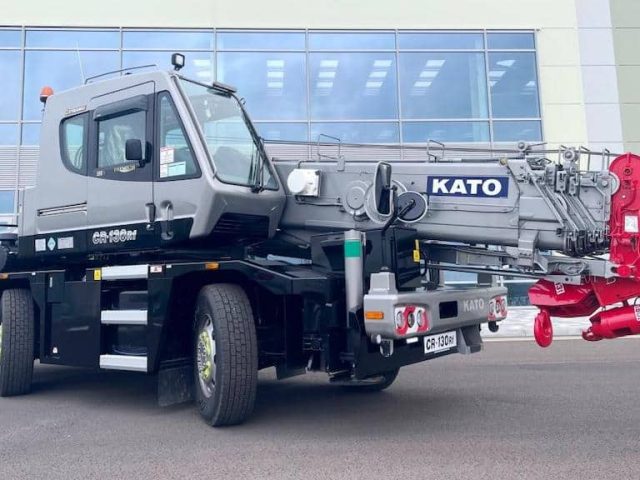11 kato crane to sutton crane hire 2b055206