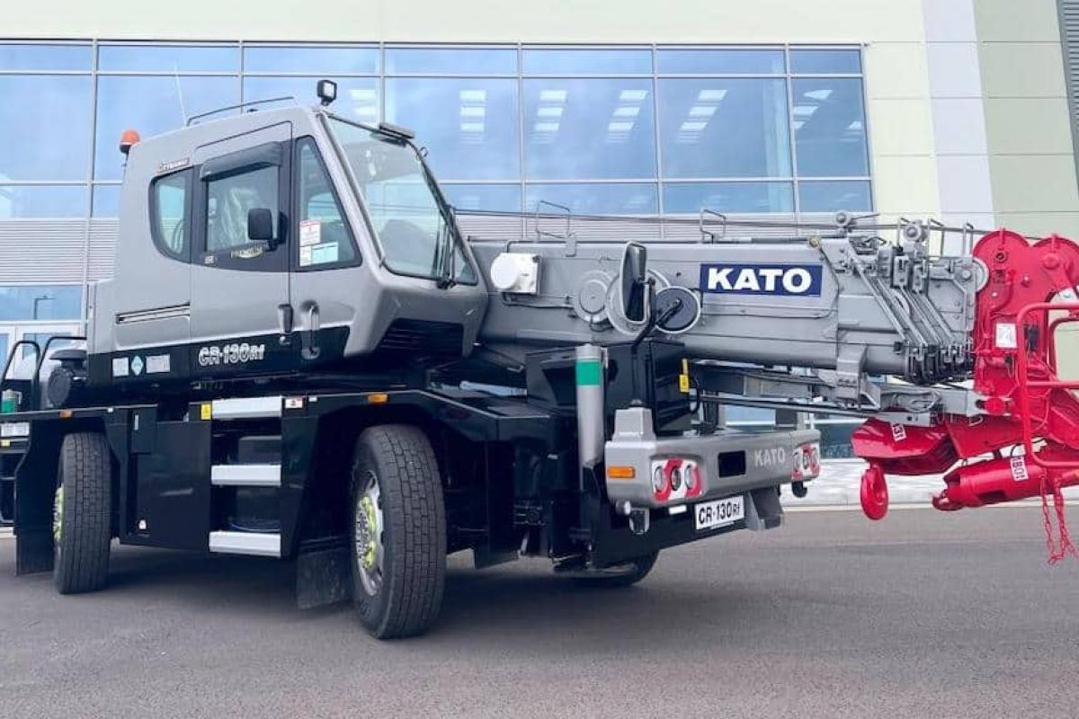 11 kato crane to sutton crane hire 2b055206
