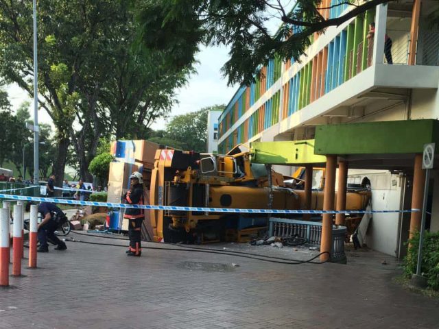 160628 huationg crane crash into bank in singapore 1