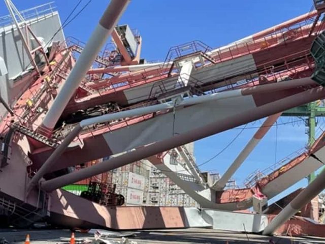 20210604 container crane collapse kaoshiung port