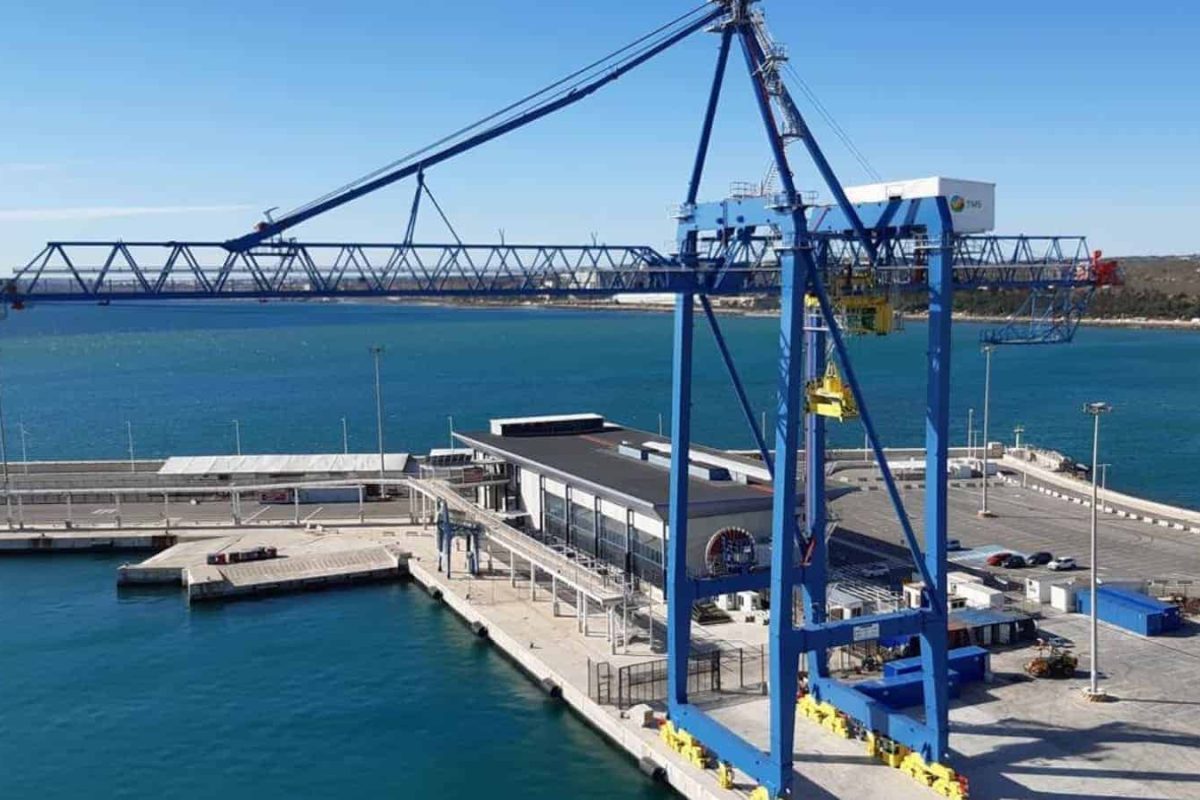 20210607 spain port liebherr sts crane 1600px