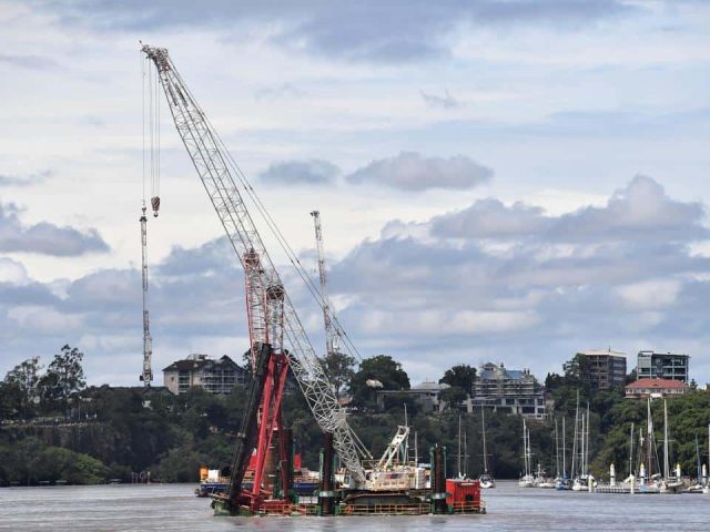 20220306 brisbane crane pontoon break loose
