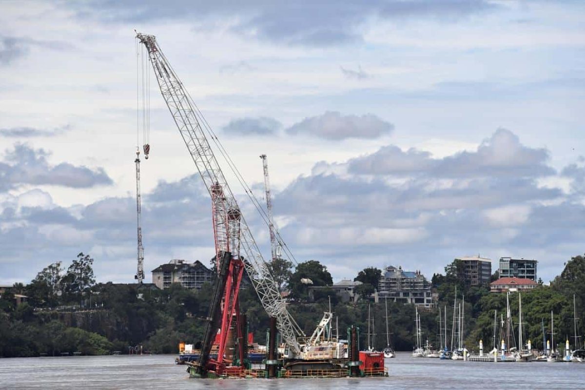 20220306 brisbane crane pontoon break loose