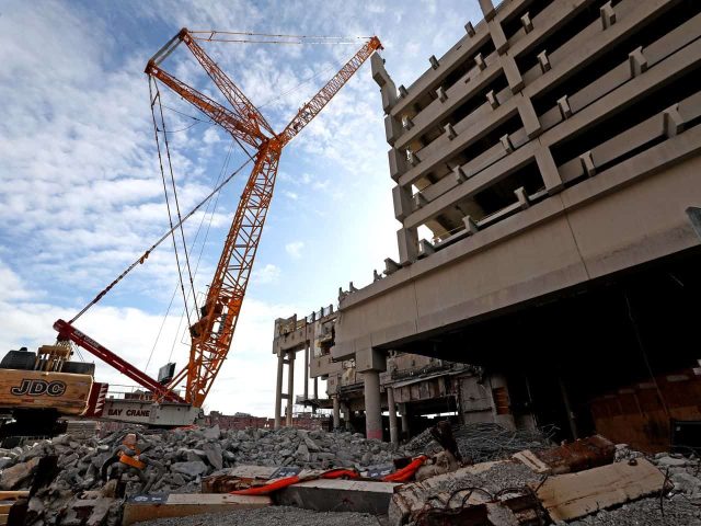 20220331 boston parking garage crane accident