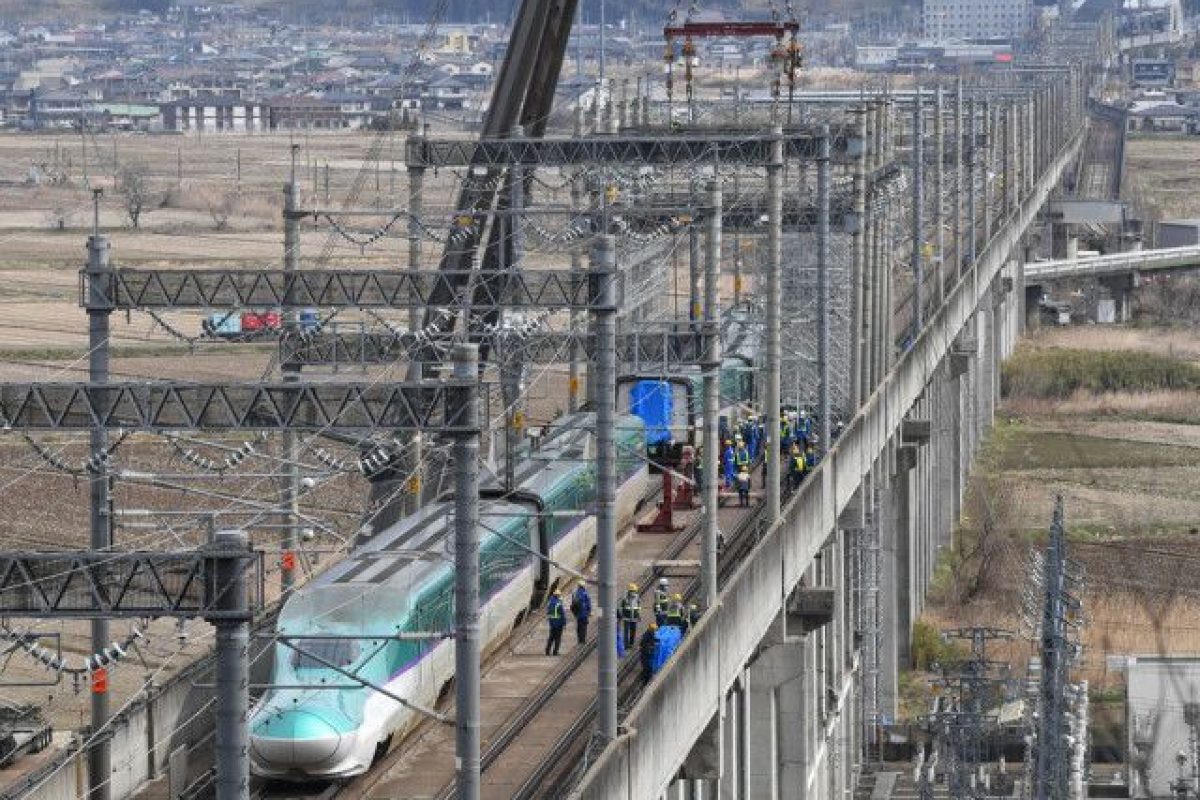 20220404 fukushima earthquake train derailed