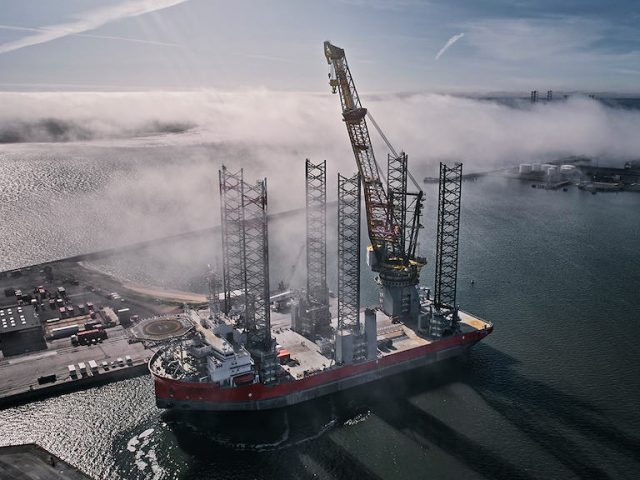 210806 cadeler pacific osprey with new crane boom in the port of esbjerg 2