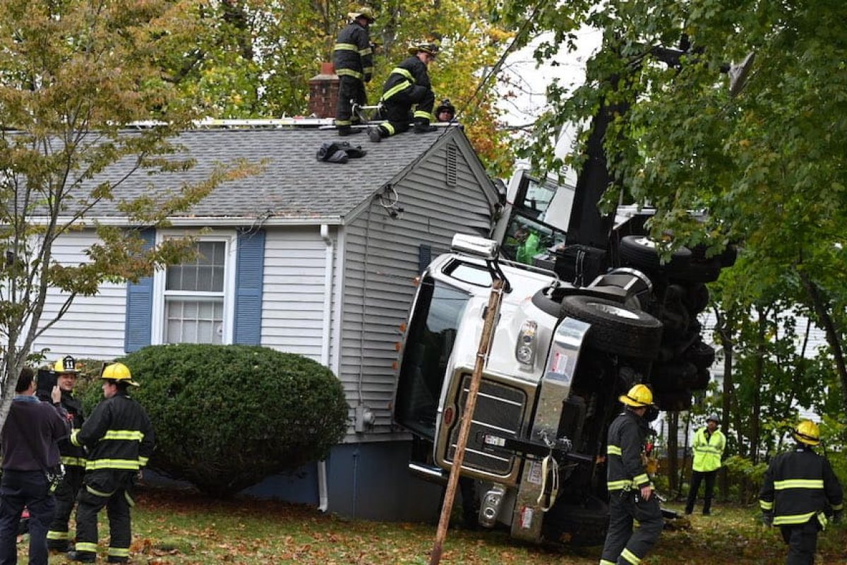 211104 crane toppled worcestor 1