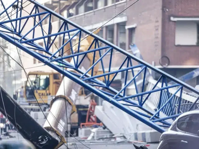 211222 turin crane accident italy 2