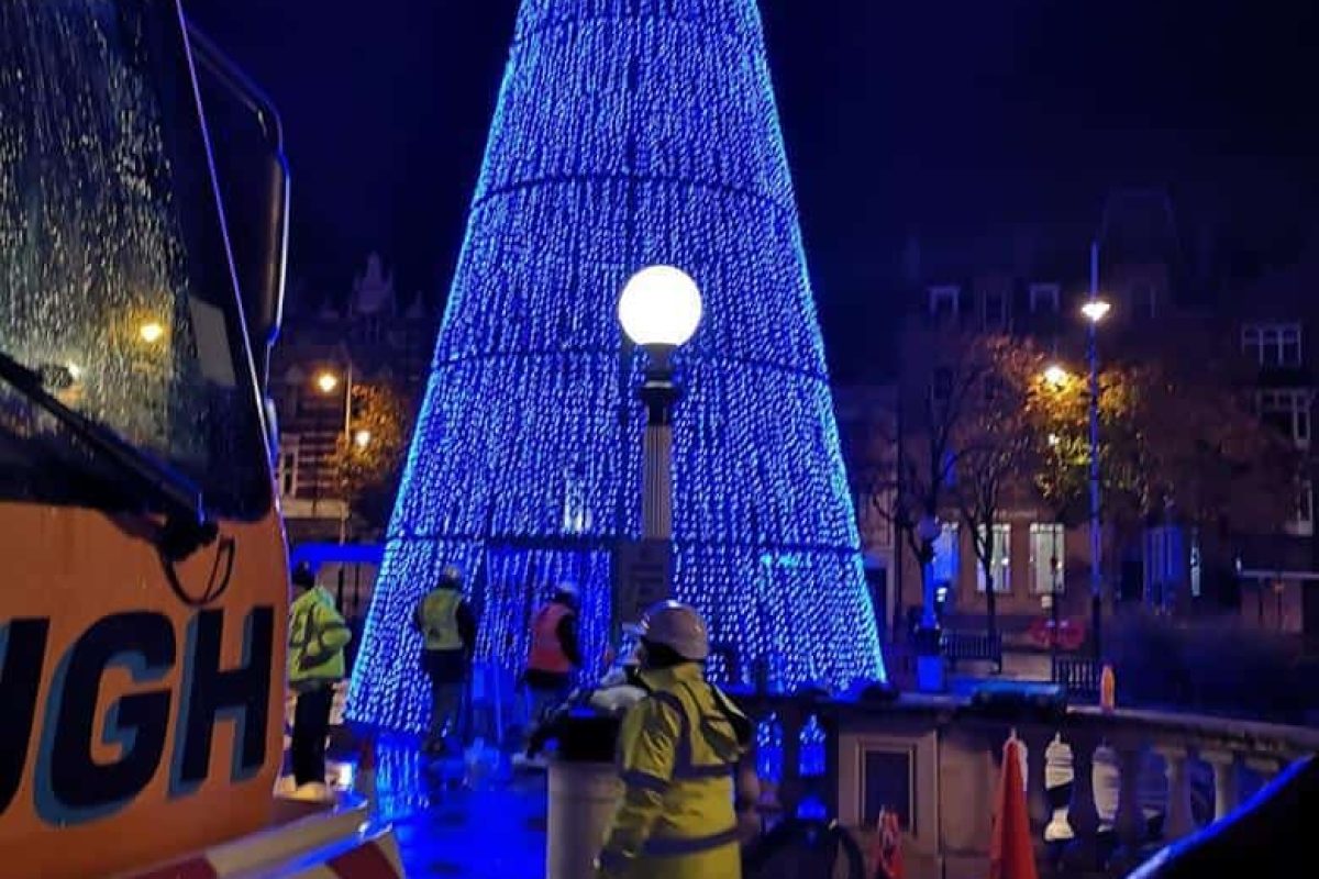 Ainscough lifts Christmas tree