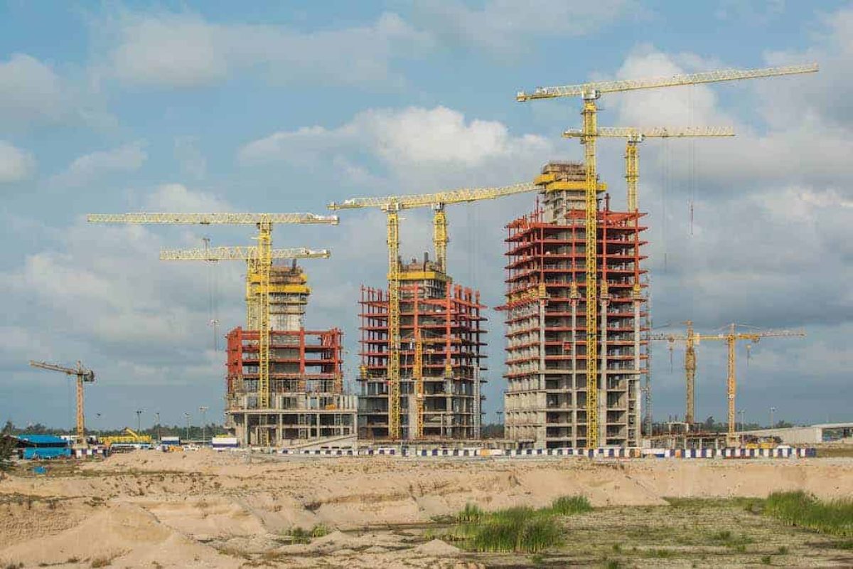 All 6 COMANSA cranes have flat-top design and maximum load capacity of 18 and 20 tonnes.