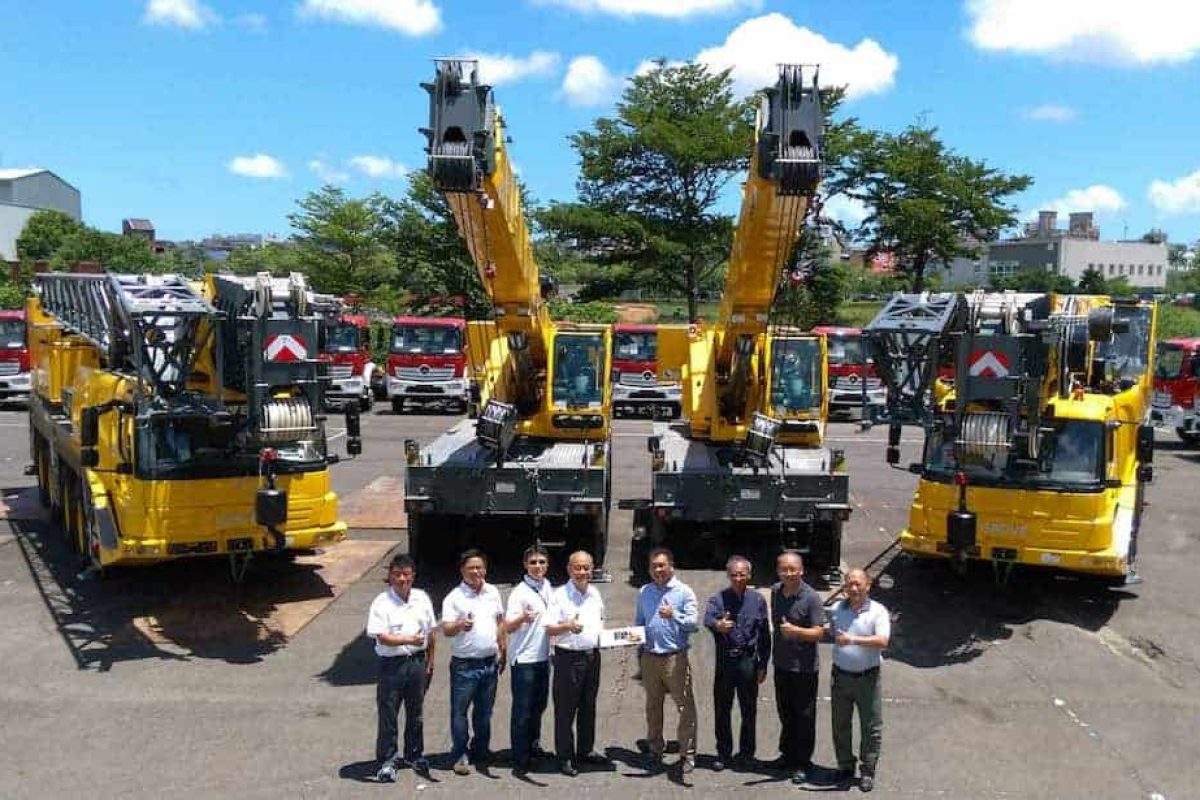 Grove’s dealer in Taiwan, Champion Auto, has delivered four new mobile cranes to a port in the south of the country. There are two GMK4100L all-terrain cranes and two RT540E rough-terrain cranes. Champion Auto is a market leader in Taiwan in the sales and support of heavy machinery, military vehicles and other specialized equipment. It has been operating for 27 years.