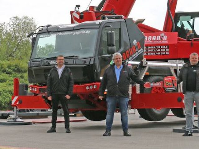 germanys first grove gmk3060l 1 with new carrier cab goes to arbeitsbuhnen gagarin 1