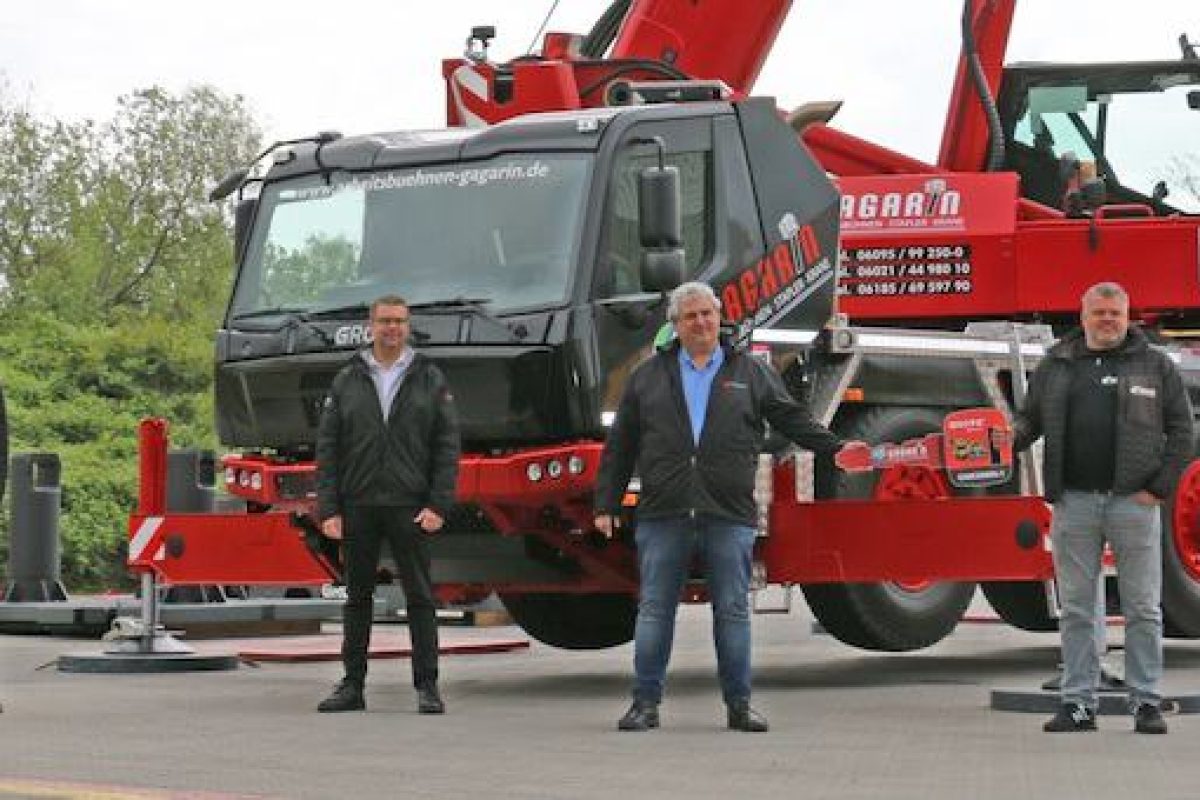 germanys first grove gmk3060l 1 with new carrier cab goes to arbeitsbuhnen gagarin 1