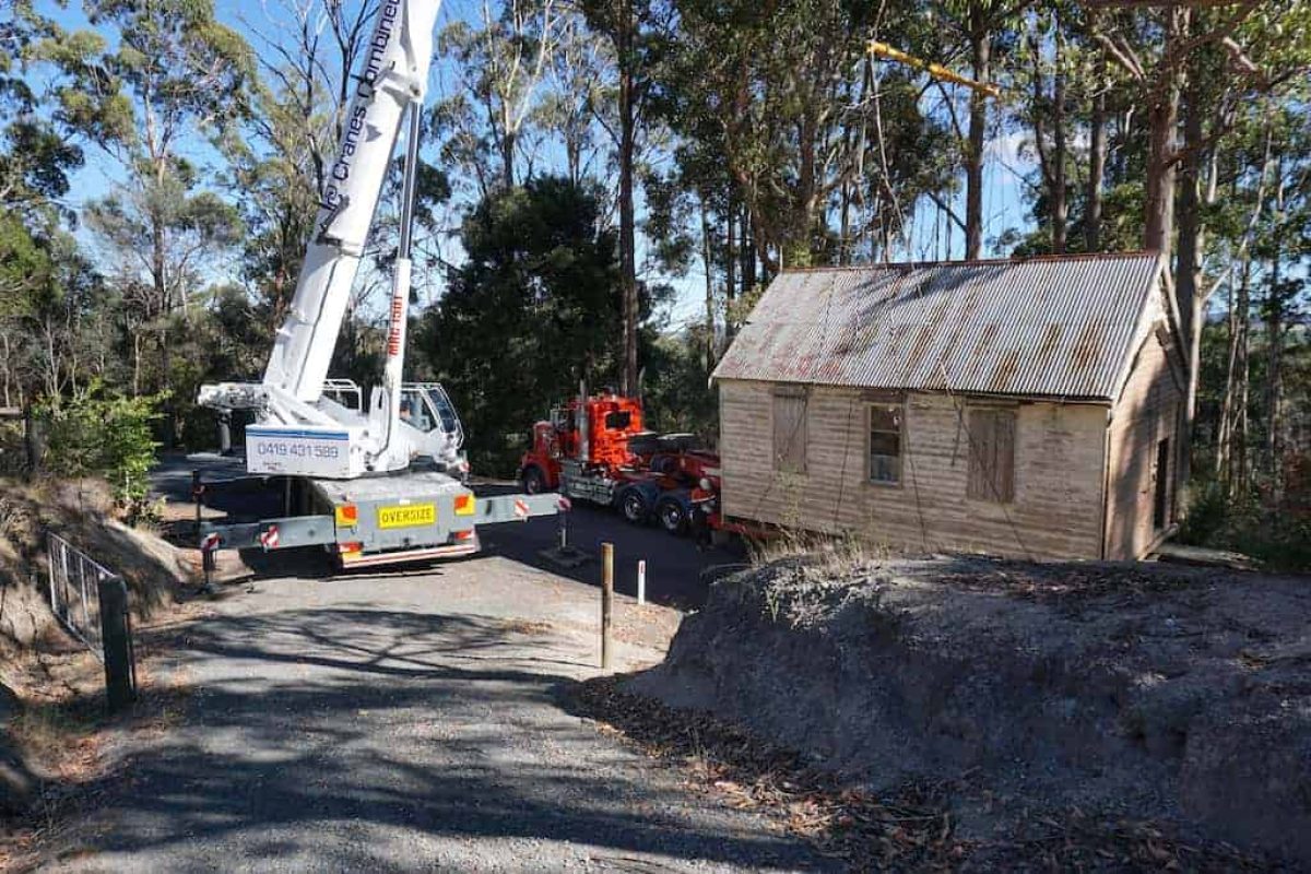 Australian crane rental company Cranes Combined supplied a Grove GMK5150L all-terrain crane to move a church in the state of Tasmania. Equipped with 5.6 t of counterweight and working at a radius of just under 12 m, the crane took approximately seven hours to move the 6 t church, which had been in position for over 100 years.