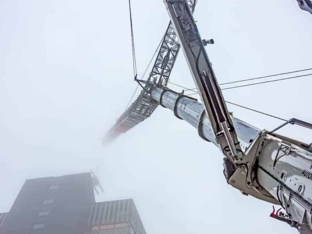 grove gmk6400 erect 24t derrick crane atop german bank