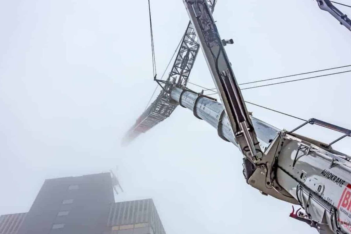 grove gmk6400 erect 24t derrick crane atop german bank