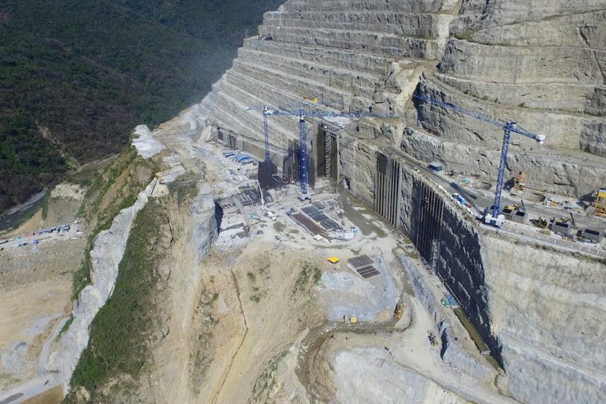 The hydroelectric power plant is located in the canyon of the Cauca River, far from any towns or cities.
