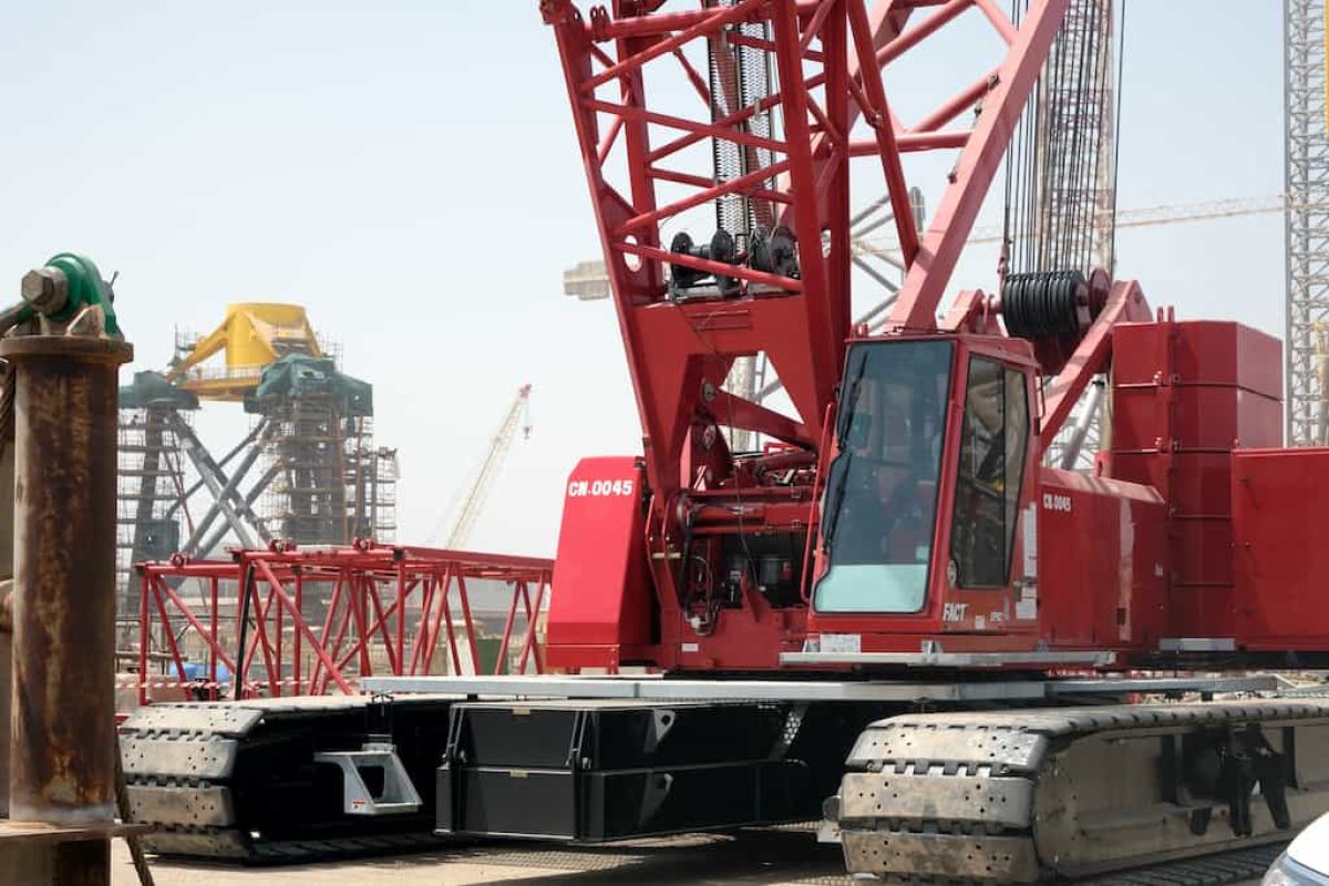 lamprell adds second manitowoc 999 crawler crane to support energy projects 3