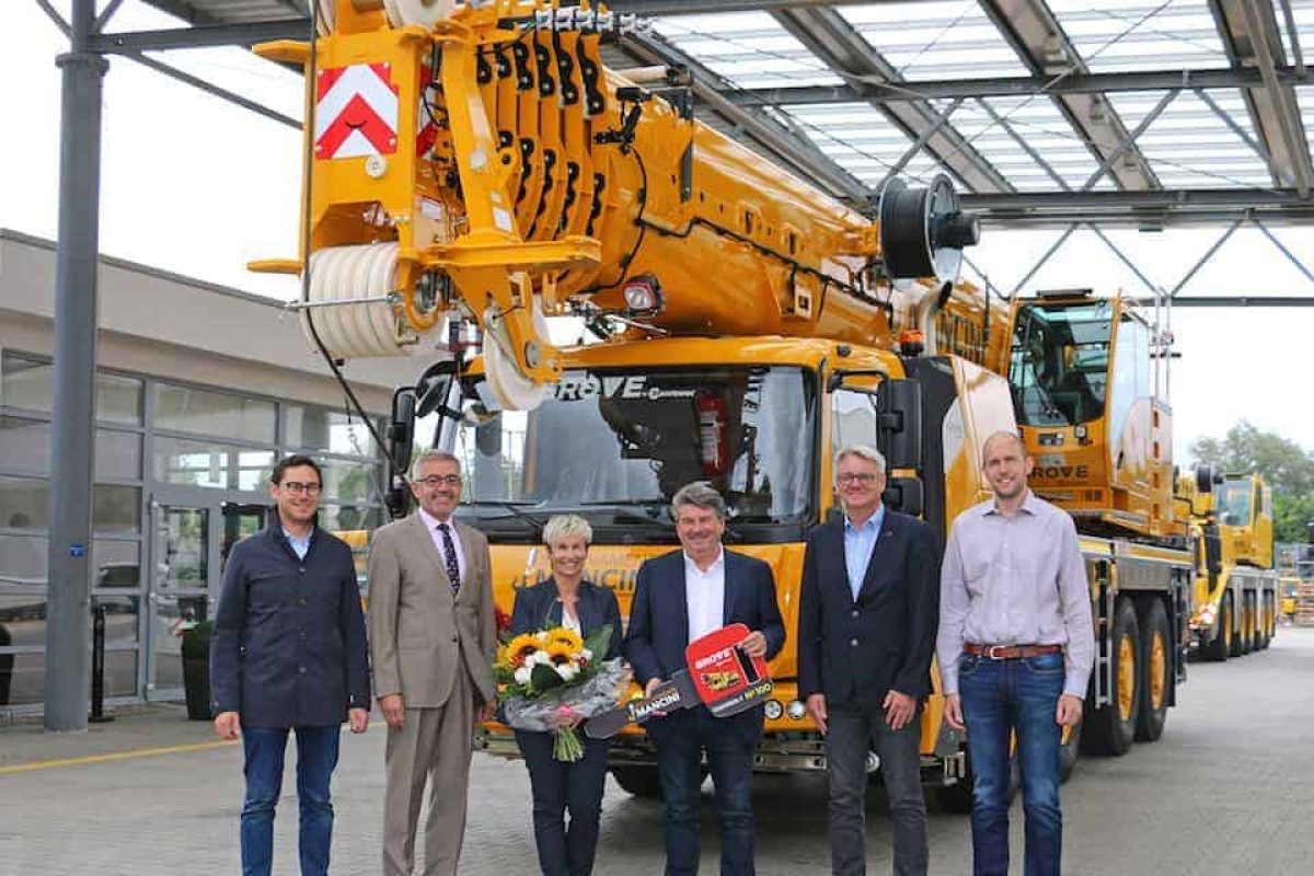 Manitowoc-delivers-landmark-Grove-GMK4100L-1-at-special-ceremony-1-20180715