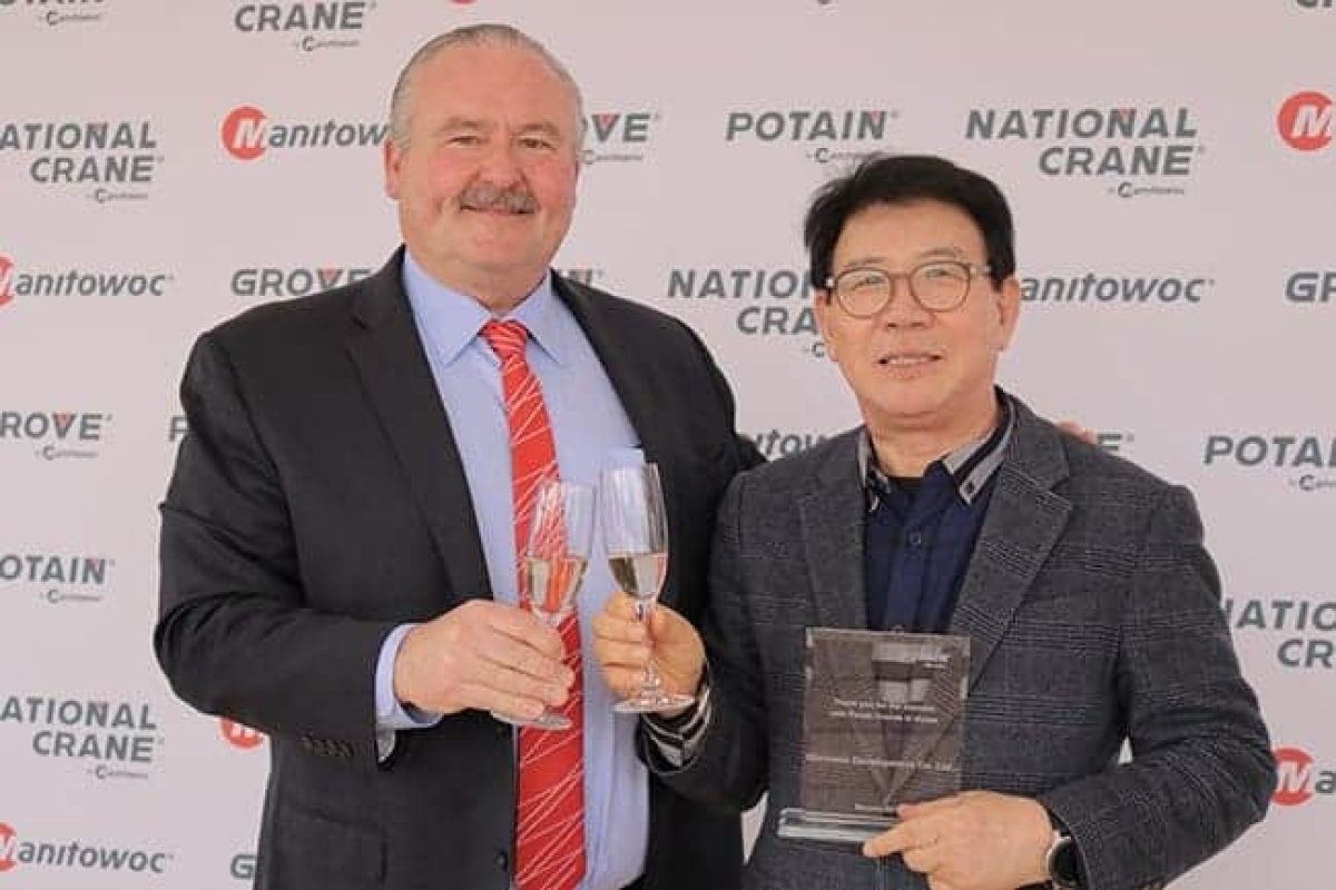 Manitowoc_and_Shinwoo_Development_Co._celebrate_their_partnership_at_bauma_20190411