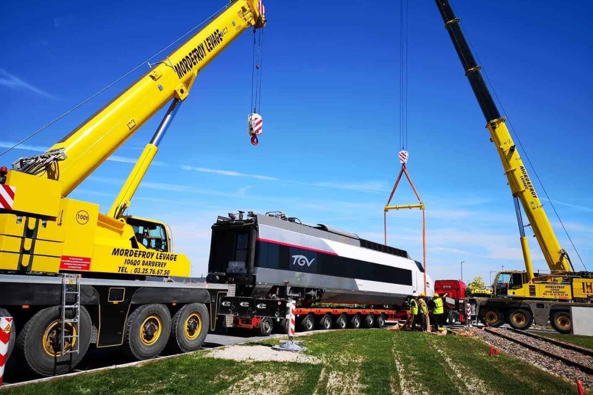 Mordefroy Levage lift train for TGV-5