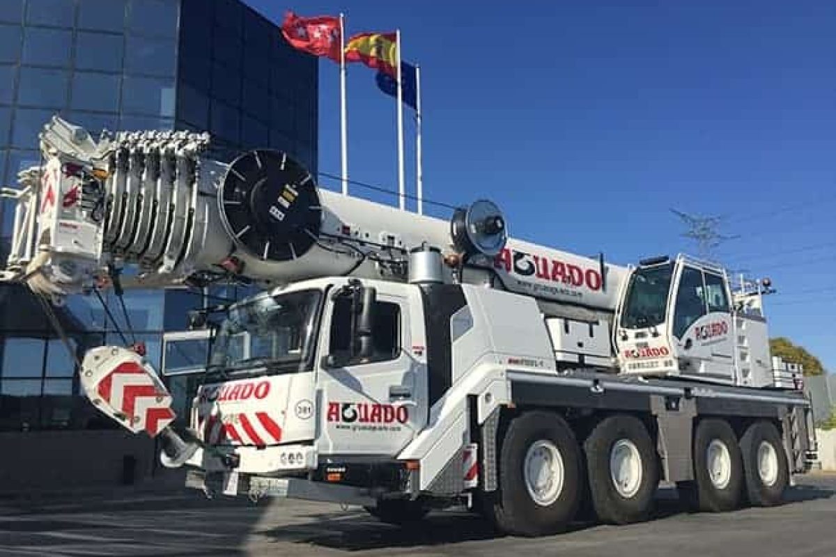 One of four new Grove GMK4100L-1 all-terrain cranes to join Transportes y Grúas Aguado's rental fleet_01
