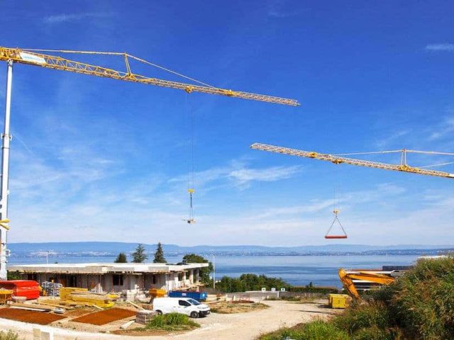 Pair_of_Potain_self-erecting_cranes_build_villas_on_Lake_Geneva