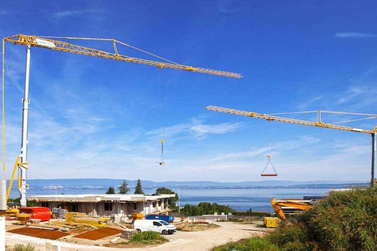 Pair_of_Potain_self-erecting_cranes_build_villas_on_Lake_Geneva