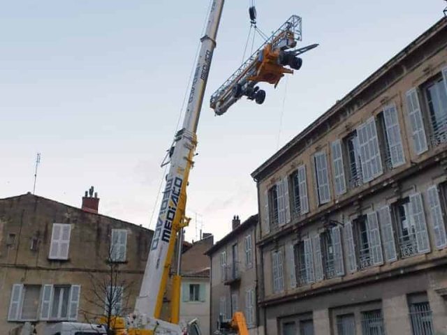 Mobile crane lifting Potain Igo 22