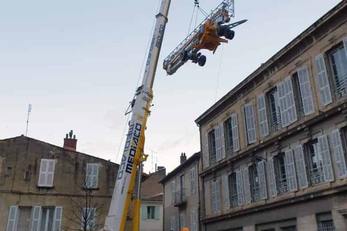 Mobile crane lifting Potain Igo 22
