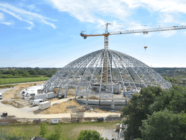 A Potain MD 689 M40 top-slewing crane is helping to construct the new ‘BioDome’ in the famous ZooParc de Beauval in Saint-Aignan-sur-Cher, France.