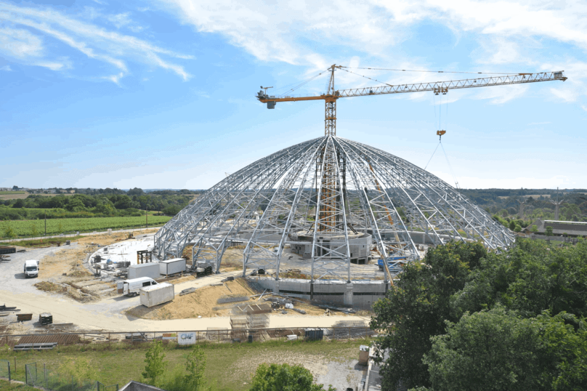 A Potain MD 689 M40 top-slewing crane is helping to construct the new ‘BioDome’ in the famous ZooParc de Beauval in Saint-Aignan-sur-Cher, France.