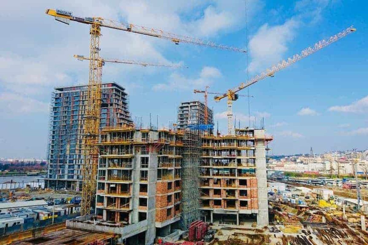 Six Potain tower cranes are helping construct a unique development in Serbia’s capital city, Belgrade. The development, named Belgrade Waterfront, is the first of its kind in the country and will see 1.8 million sq. m added to the city’s riverfront. It will feature over 6,000 residencies, as well as offices, hotels, shopping malls and more.