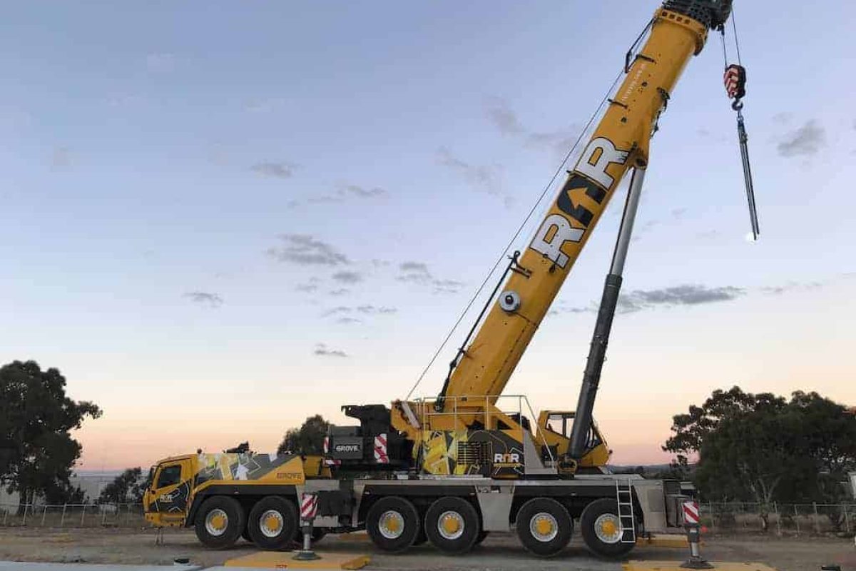 Australian crane specialist RAR Group has put a new Grove GMK6400 crane on one of the largest wind farms in New South Wales. The Capital Wind Farm job saw the crane used to maintain gearboxes on a number of the 67 turbines at the 140.7-megawatt facility. RAR Group received the Grove GMK6400 all-terrain crane, the biggest crane in its fleet, at the start of this year and the company has utilized it on a steady stream of projects.