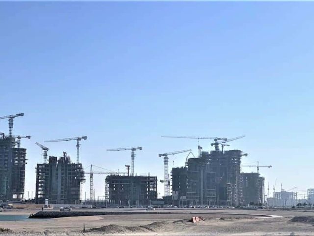 raimondi flattop tower cranes put to work for qatari mega project 1