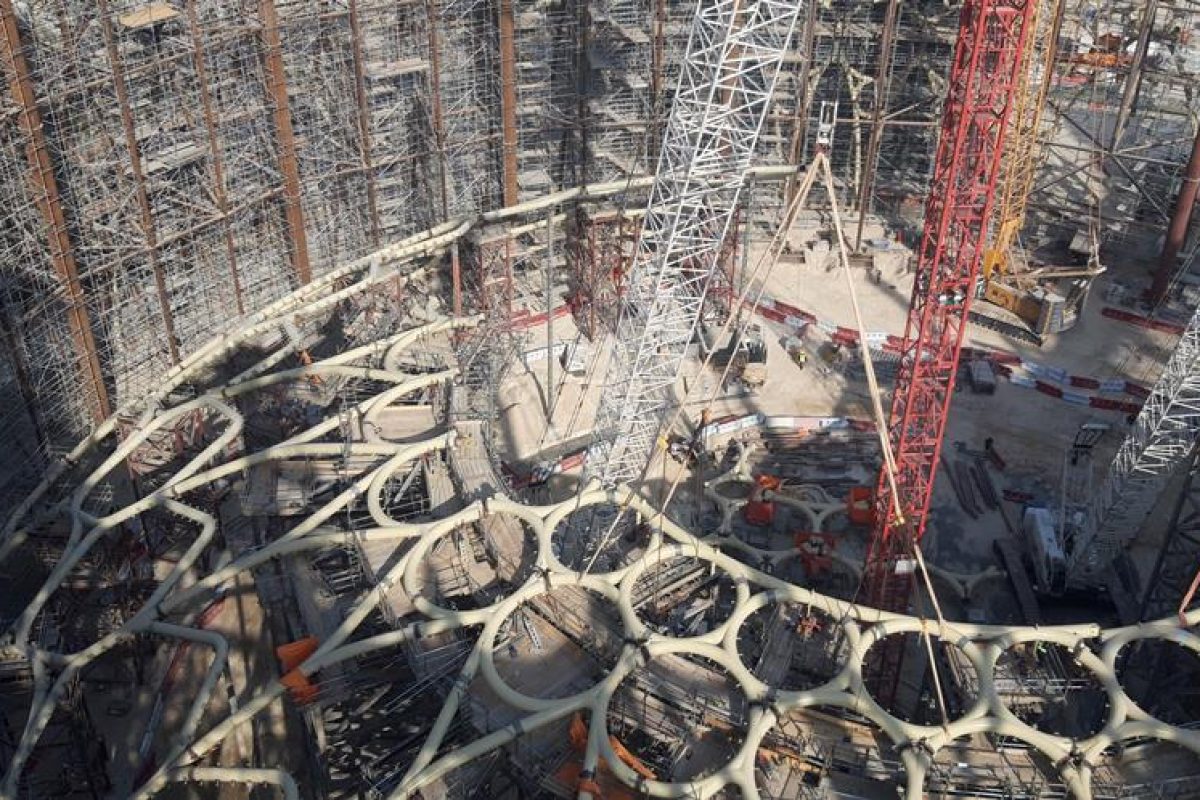 Sarens raised steel dome in Dubai-7