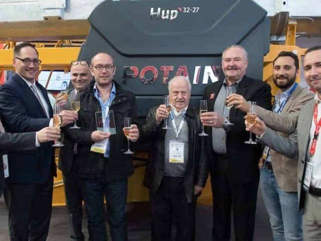 (L-R: Orlando Mota, Manitowoc; Aaron Ravenscroft, Manitowoc; Stephane Giraudo, Manitowoc; Jean-Philippe Valente, Valente; Charles Valente, Valente; Barry Pennypacker, Manitowoc; Sébastien Gaucher, Valente; and Xavier Bochet, Manitowoc)