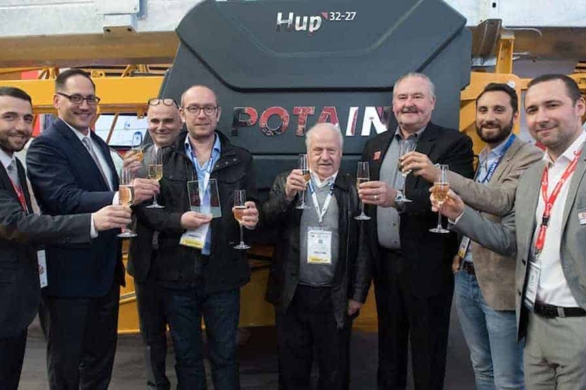 (L-R: Orlando Mota, Manitowoc; Aaron Ravenscroft, Manitowoc; Stephane Giraudo, Manitowoc; Jean-Philippe Valente, Valente; Charles Valente, Valente; Barry Pennypacker, Manitowoc; Sébastien Gaucher, Valente; and Xavier Bochet, Manitowoc)