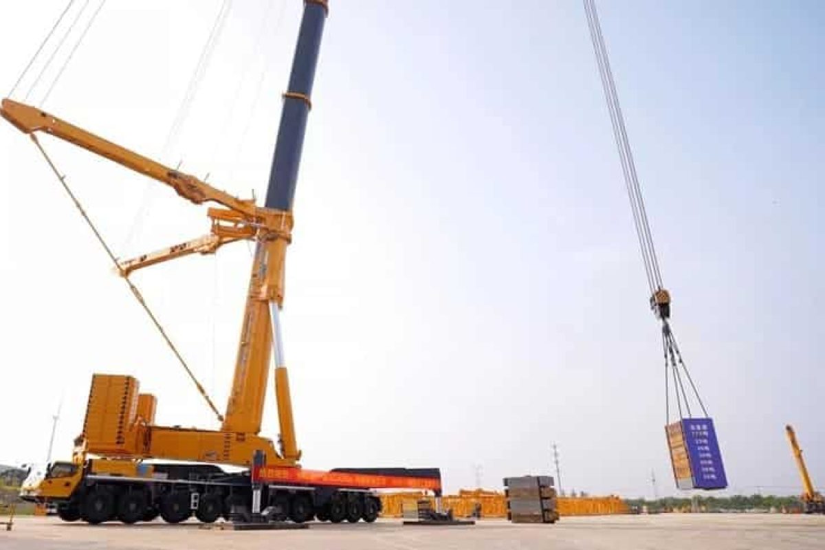 xca2600 world s largest all terrain crane xcmg passes its first lifting