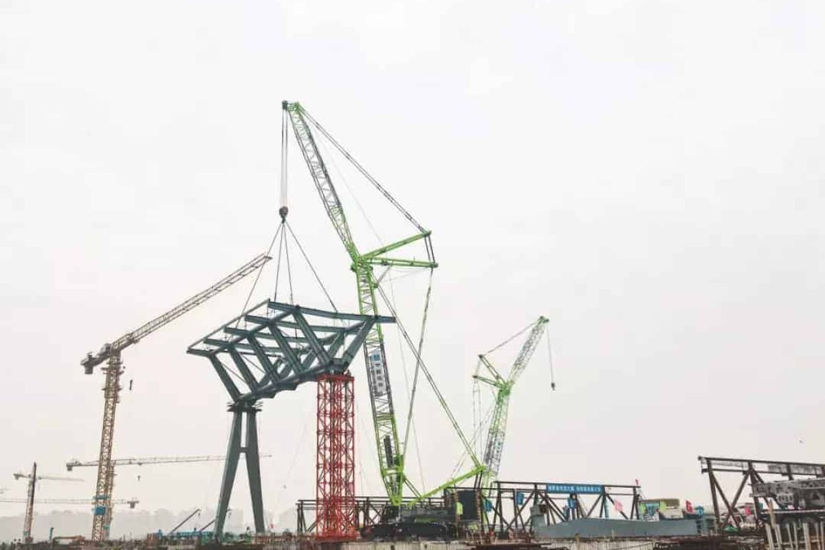 ZCC300 hoisting the roof steel structure for Tianjin's National Convention and Exhibition Centre.