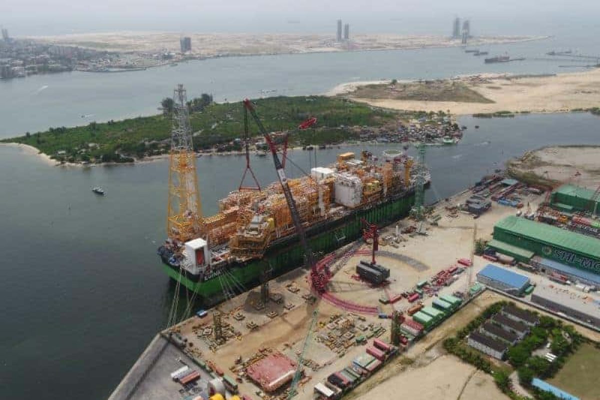 ALE's AL.SK350 lifting modules onto barge in Lagos, Nigeria.