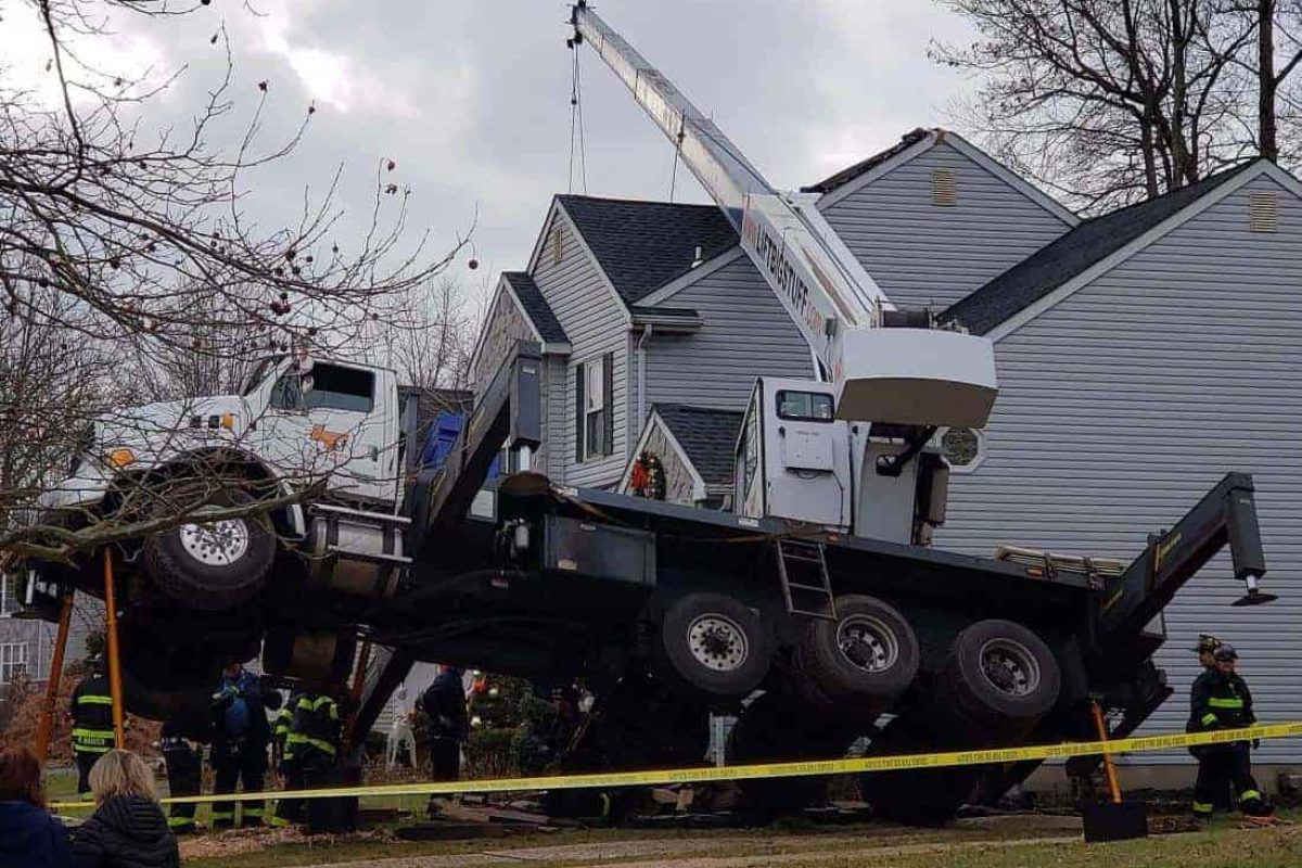 uck Crane Overturned In New Jersey