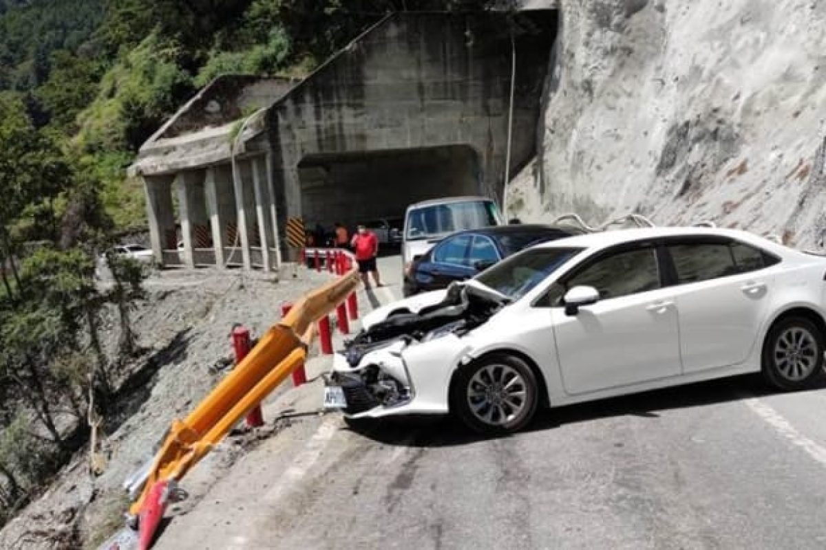 crane accident taiwan crane roll off cliff 2