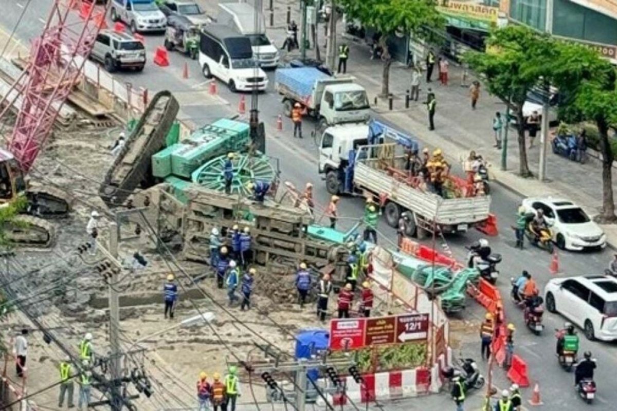 crane collapse at thonburi 150924