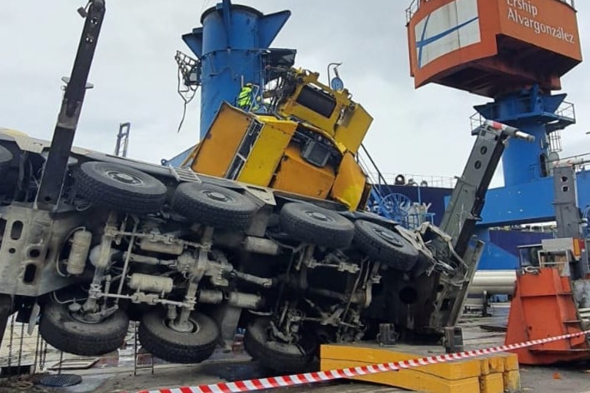 crane collapse in gijon port